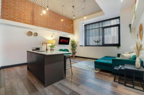 NEW! Sheffield Duplex, Sleeps 4!